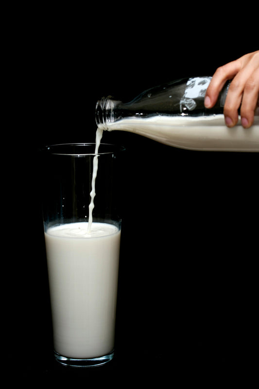 Lait vs eau : quelle boisson post-effort hydrate mieux les sportives ?